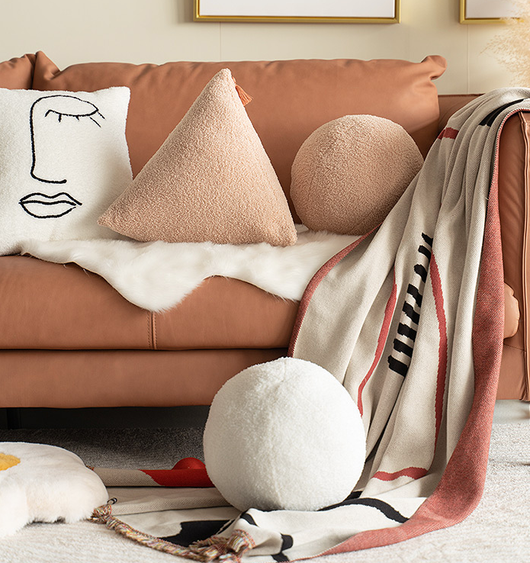 Almohada Decorativa Triangular Blanca de Felpa Suave para Mesita de Noche - Image 14
