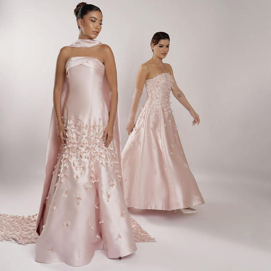 Vestido de Fiesta Elegante con Corpiño de Satén y Chal Largo Tostado