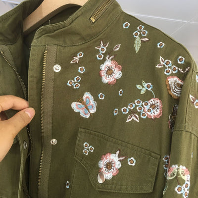 Gabardina de Industria Pesada con Flores Bordadas - Image 7