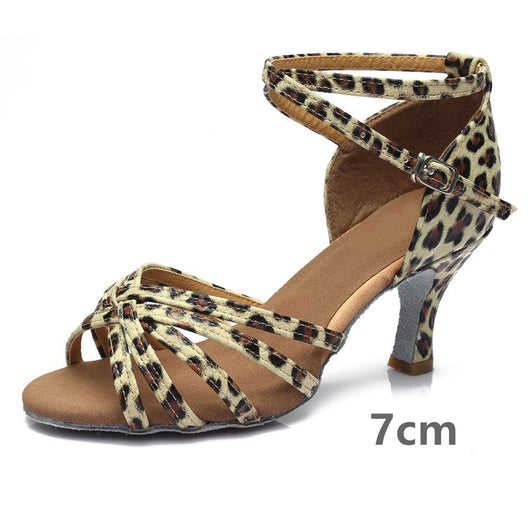 Zapatos de Satén para Baile Latino en Interiores - Image 10