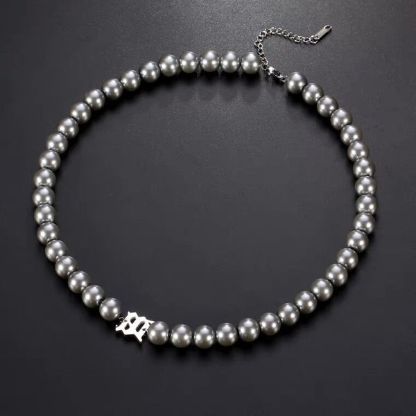 Collar Hombre Gris Perla con Letras - Diseño Versátil y Moderno