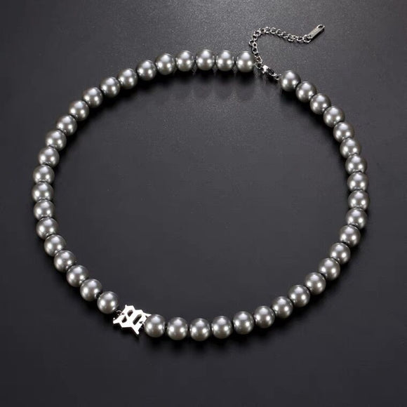 Collar Hombre Gris Perla con Letras - Diseño Versátil y Moderno