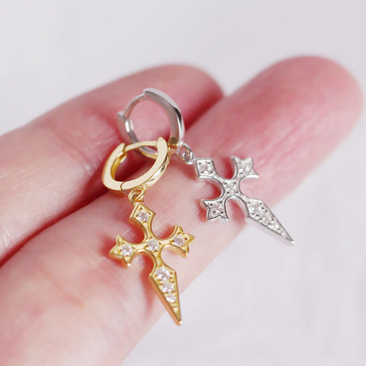 Aretes de Diamante Estilo Barroco con Cruz - Image 8