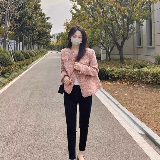 Abrigo Corto para Mujer con Estilo y Elegancia - Image 6