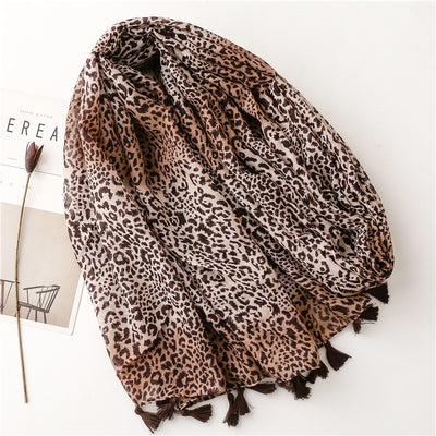 Pañuelo de Seda Voile Estampado Leopardo Degradado Café con Borlas Artesanales Protección Solar - Image 7