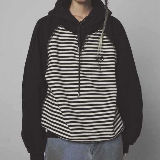Sudadera Hoodie Suelta con Paneles Rayados y Bordados