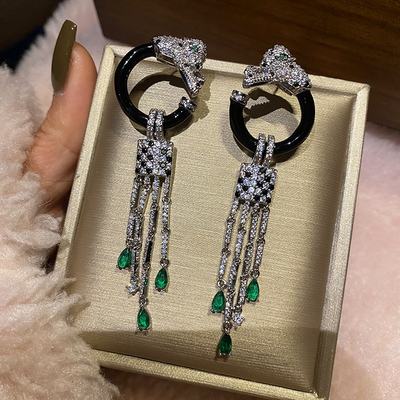 Aretes Leopardo Negro con Diamante Verde y Borla - Image 10