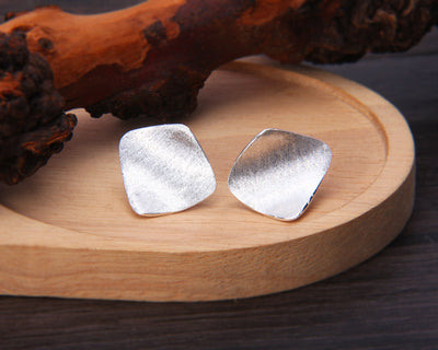 Aretes Cuadrados Frosted Cepillados con Tachuelas - Image 6