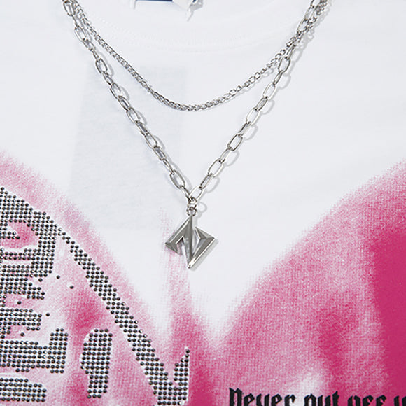 Camiseta masculina com estampa de borboleta e cristais brilhantes