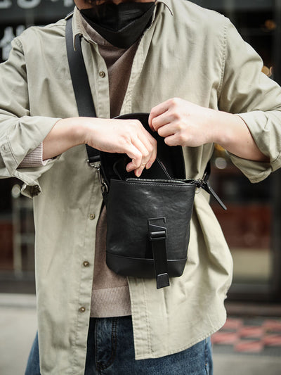 Bolso Bandolera de Cuero para Hombre con Diseño Asimétrico - Image 9
