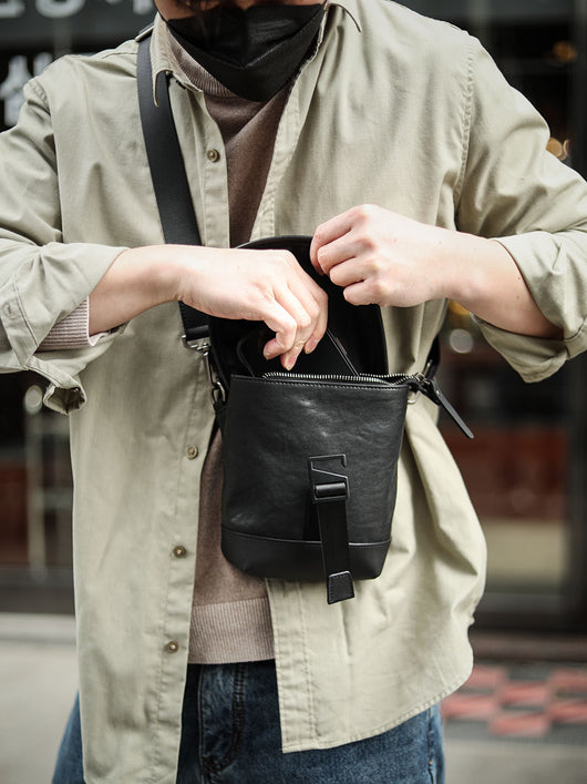 Bolso Bandolera de Cuero para Hombre con Diseño Asimétrico - Image 9