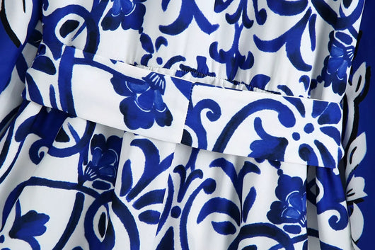 Vestido Camisero Azul y Blanco Porcelana con Solapa y Drapeado en Cintura - Image 15