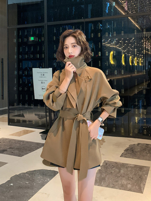 Gabardina Corta Khaki Cintura Ajustada con Drapeado Elegante - Image 5