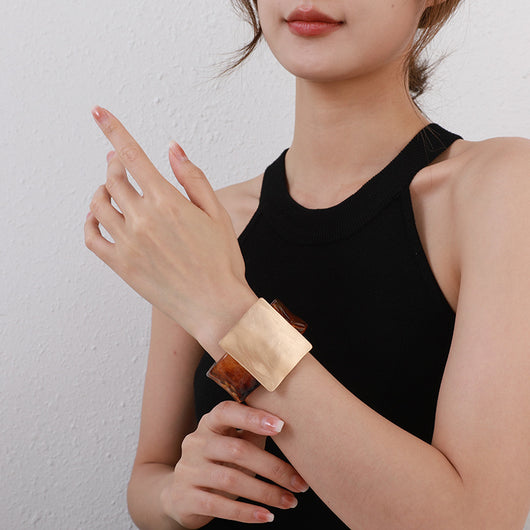 Pulsera Cuadrada Geométrica en Metal Cepillado - Diseño Elegante y Minimalista