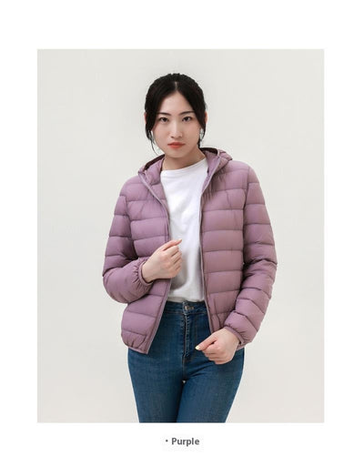 Chaqueta Corta Acolchada de Plumón para Mujer con Capucha y Cuello Alto - Image 19