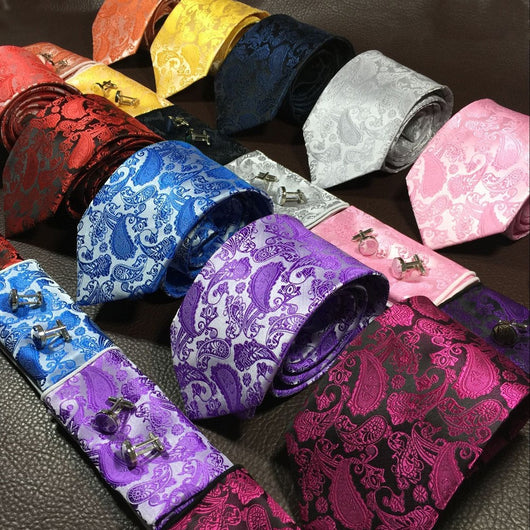 Traje de Tres Piezas con Corbata a Juego - Image 18