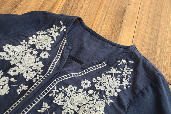 Blusa Vintage con Cuello en V y Bordado Artesanal