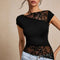 Blusa Entallada con Paneles de Encaje y Manga Corta