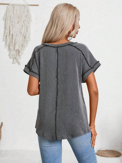 Blusa Deportiva Bicolor con Cuello V y Efecto Twist - Image 28