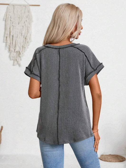 Blusa Deportiva Bicolor con Cuello V y Efecto Twist - Image 28