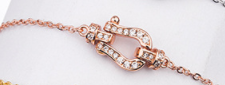 Pulsera de Herradura en Plata con Diamantes Incrustados - Diseño Minimalista - Image 6