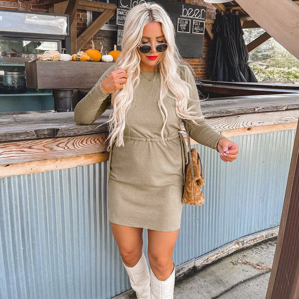 Vestido Largo Elegante con Cordones y Manga Larga en Colores Sólidos