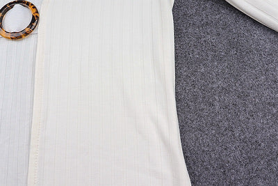 Playera Ajustada con Escote V y Detalles Brillantes - Image 8