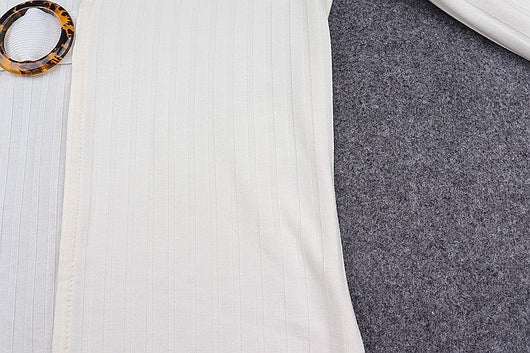 Playera Ajustada con Escote V y Detalles Brillantes - Image 8