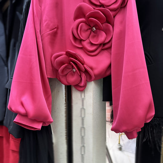 Blusa Acolchada con Flores - Diseño Ajustado y Hombros Reforzados - Image 10