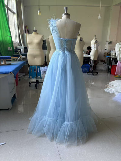 Vestido de Novia Azul Asimétrico con Detalles de Plumas - Image 12