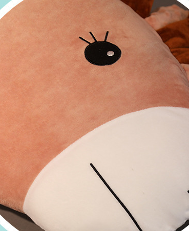 Almohada Larga de Terciopelo Animal para Sofá y Cama - Image 7