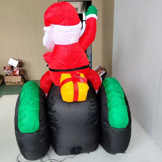 Inflable Navideño Anciano en Auto de Carrera con Pingüino - Image 8