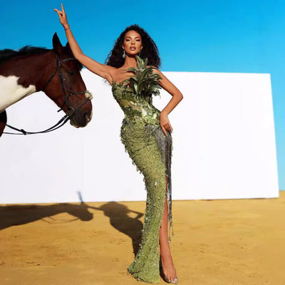 Vestido Tubo Luxury con Lentejuelas Verdes y Plumas, Abertura Sensual
