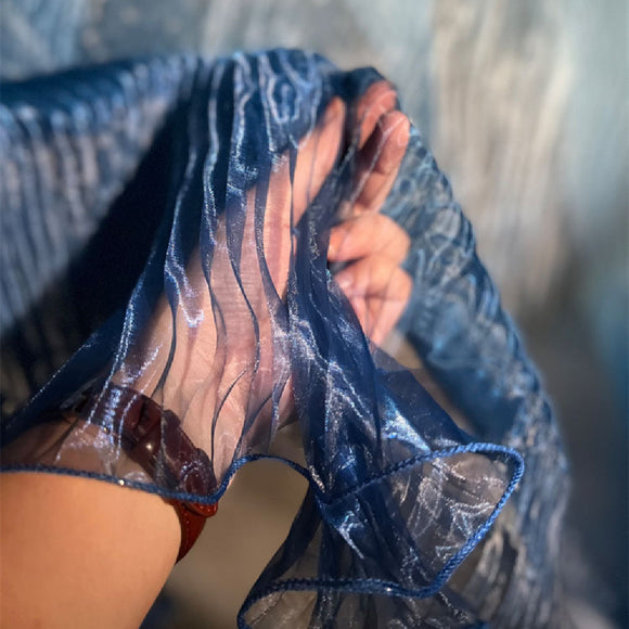 Tela Organza Plisada Efecto Onda Degradado Azul con Acabado Láser Brillante