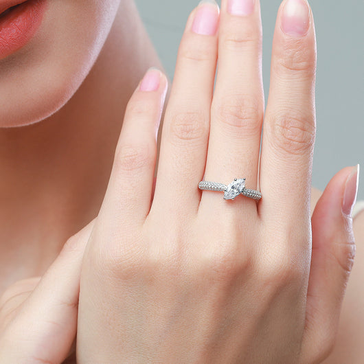 Anillo de Diamante en Plata 925 Estilo Lujo Minimalista - Image 3