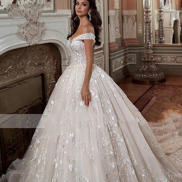 Vestido de Novia Minimalista Estilo Mori con Escote Frío y Cola Francesa