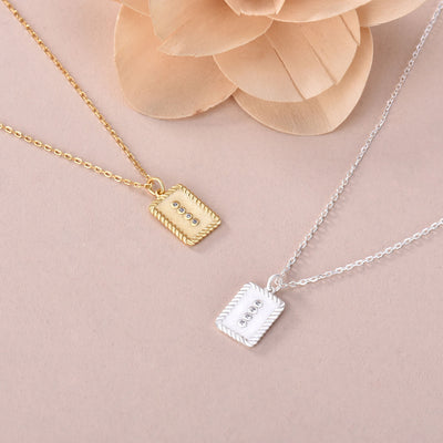 Anillo Minimalista Geométrico con Zirconia - Diseño Versátil de Cuatro Diamantes