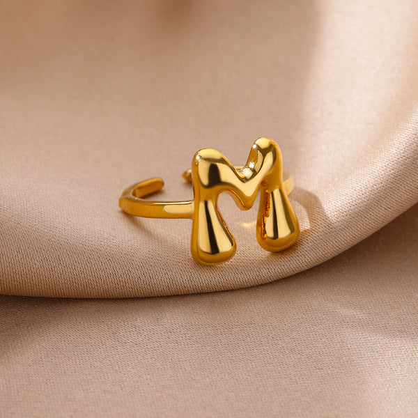 Anillo de Letras Bubble Dorado en Oro 18K Chapado