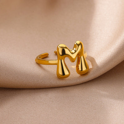 Anillo de Letras Bubble Dorado en Oro 18K Chapado