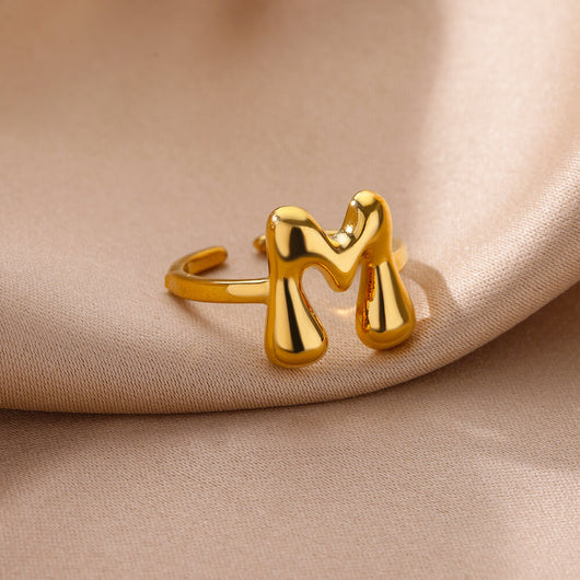 Anillo de Letras Bubble Dorado en Oro 18K Chapado