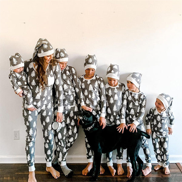 Conjunto Familiar Navideño con Estampado de Árbol - Pijamas para Padres e Hijos
