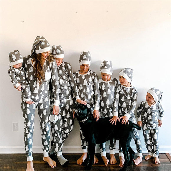 Conjunto Familiar Navideño con Estampado de Árbol - Pijamas para Padres e Hijos