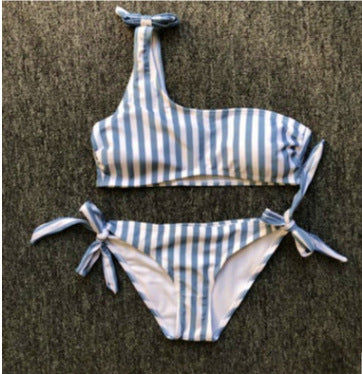 Bikini Azul a Rayas con Tirante Inclinado y Diseño Dividido - Image 7
