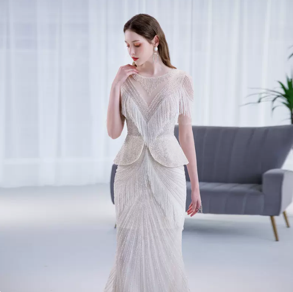 Vestido de Noche Elegante con Cola Sirena y Detalles de Borlas