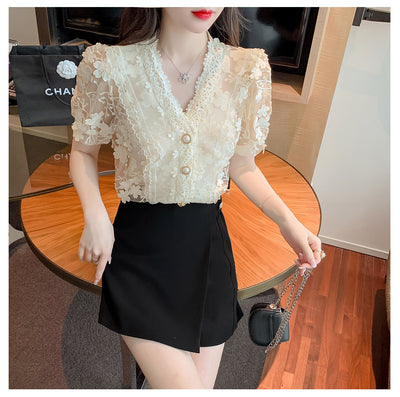 Blusa de Encaje con Flores 3D y Cuello V - Image 10