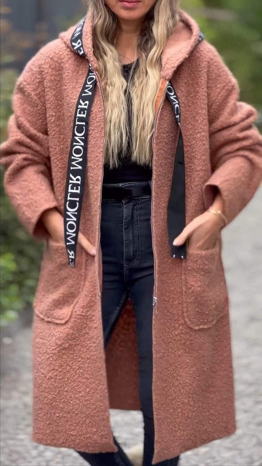 Abrigo de Lana de Cordero con Capucha y Letras para Mujer - Image 19
