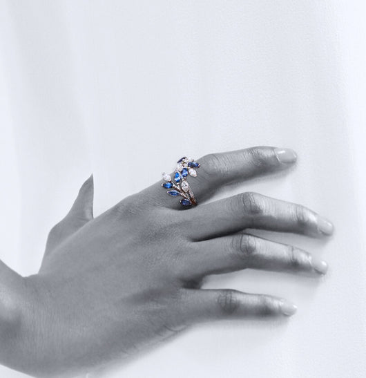 Anillo de Diamante Floral con Racimo de Vides en Oro Blanco - Image 5
