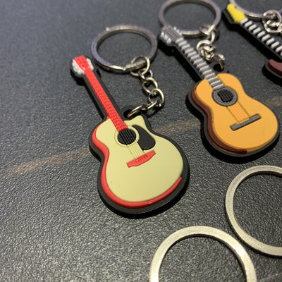 Llavero Guitarra de Silicona - Accesorio Musical Versátil - Image 2