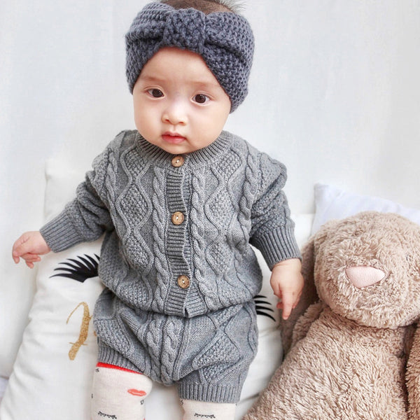 Conjunto de Dos Piezas para Bebé: Cardigan Tejido y Shorts