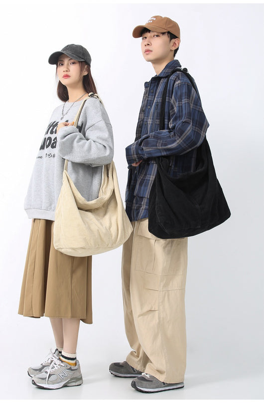 Bolsa Bandolera de Pana Espaciosa Minimalista y Casual - Image 12